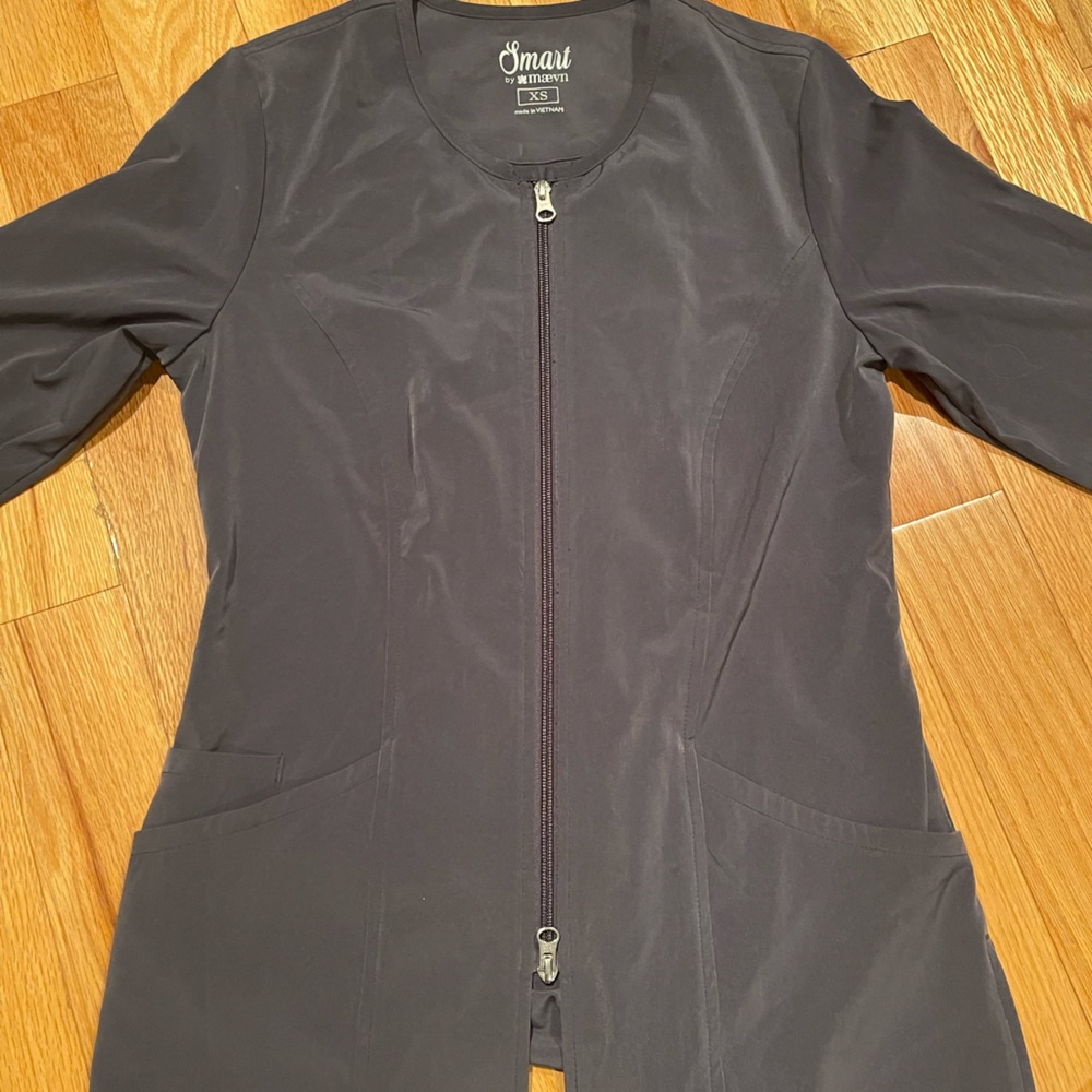 Maevn scrub jacket 3/4 sleeve . Color grey